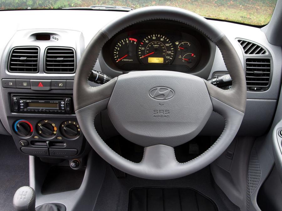  Hyundai Accent 5-Door 2003 года  (UK) (фото 2 из 10)
